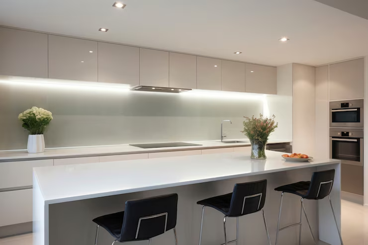 Cozinha branca  iluminada com luz neutra em pontos específicos